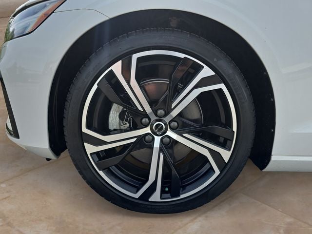 2024 Volvo S60 B5 Core Dark Theme