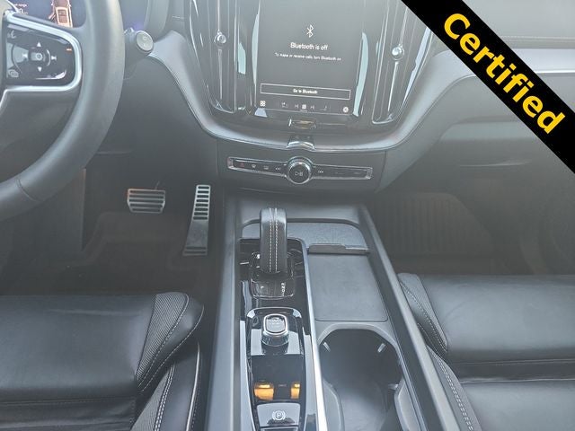 2022 Volvo XC60 B6 R-Design