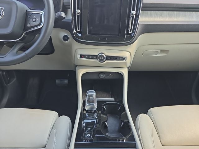 2024 Volvo XC40 B5 Plus Bright Theme