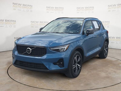 2023 Volvo XC40 B5 Plus Dark Theme