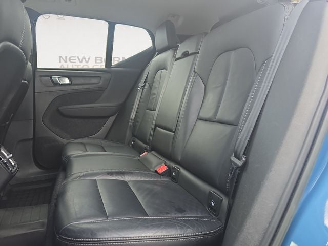 2023 Volvo XC40 B5 Plus Dark Theme
