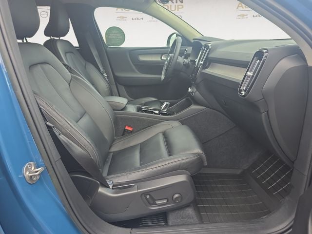 2023 Volvo XC40 B5 Plus Dark Theme