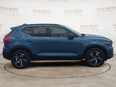 2023 Volvo XC40 B5 Plus Dark Theme