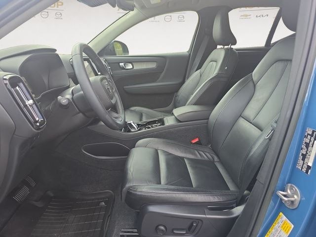 2023 Volvo XC40 B5 Plus Dark Theme