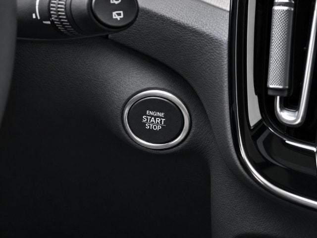 2025 Volvo XC40 B5 Ultra Dark Theme