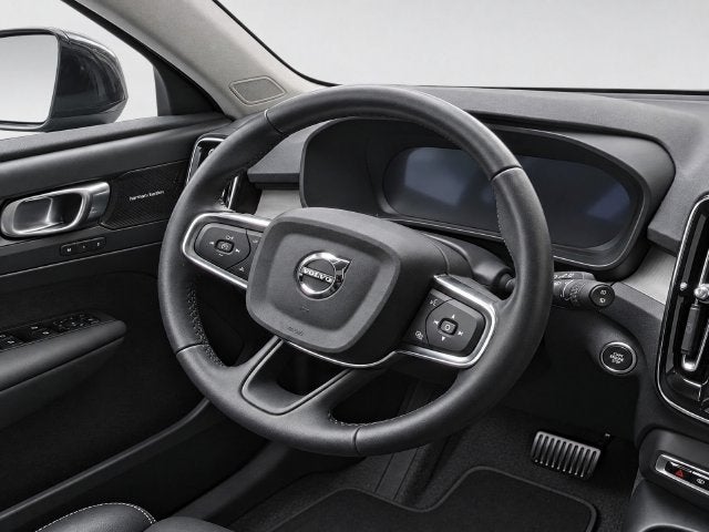 2025 Volvo XC40 B5 Ultra Dark Theme