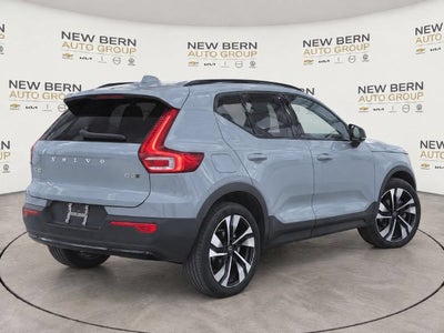 2025 Volvo XC40 B5 Ultra Dark Theme